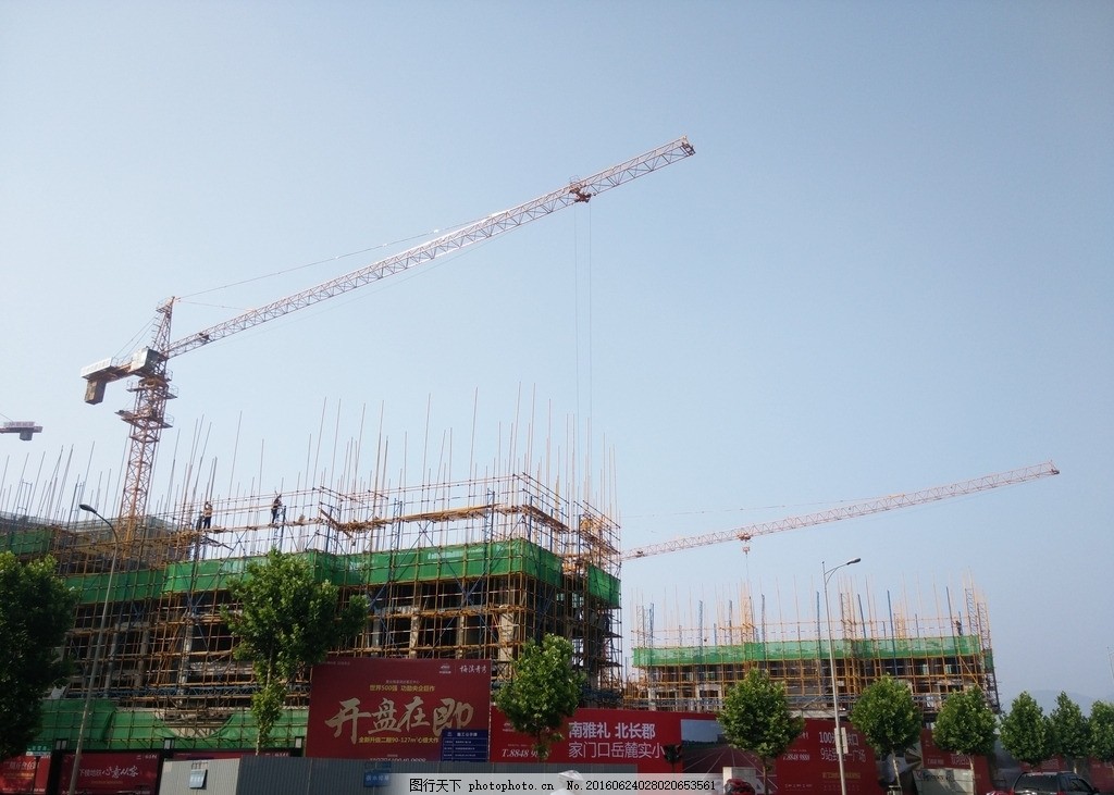 建筑工地与房地产 城市发展的双引擎